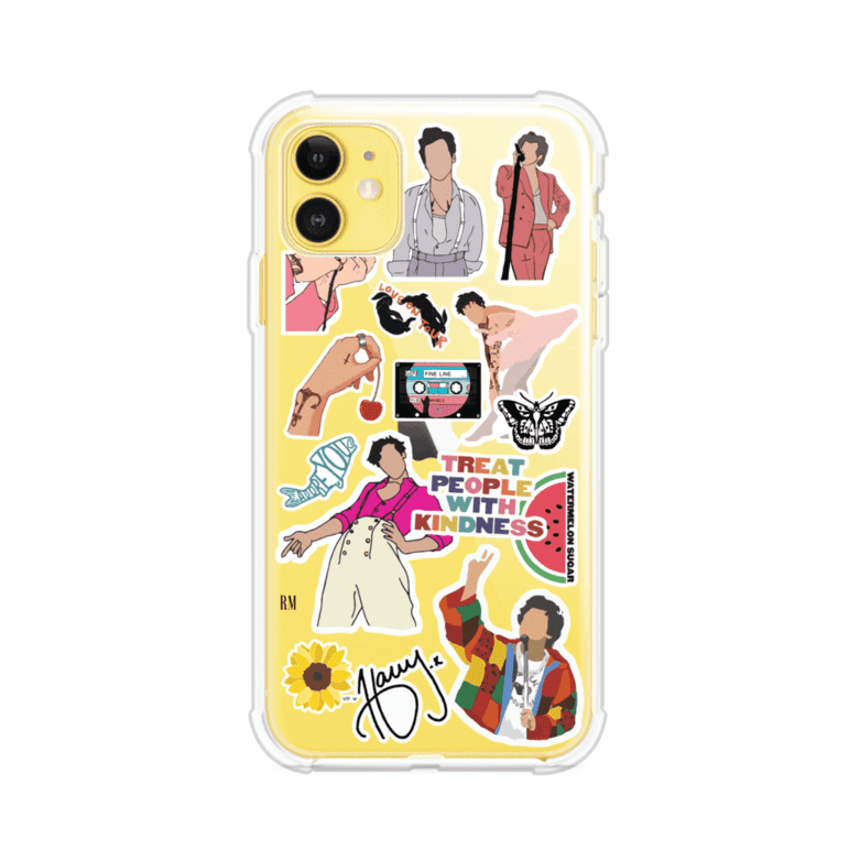 Funda para iPhone con diseño de stickers inspirados en Harry Styles. Incluye frases como "Treat People With Kindness", dibujos de outfits icónicos, girasoles, y elementos retro sobre base transparente. Ideal para fans. Producto de Remark Mx