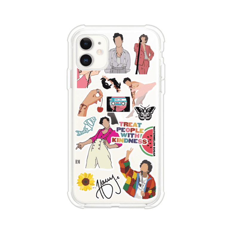 Funda para iPhone con diseño de stickers inspirados en Harry Styles. Incluye frases como "Treat People With Kindness", dibujos de outfits icónicos, girasoles, y elementos retro sobre base transparente. Ideal para fans. Producto de Remark Mx