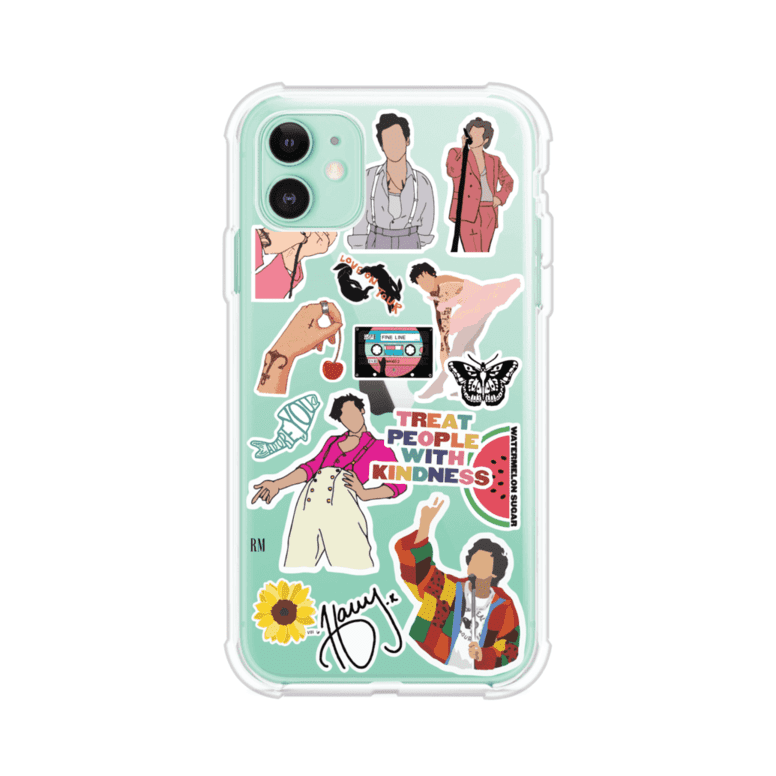 Funda para iPhone con diseño de stickers inspirados en Harry Styles. Incluye frases como "Treat People With Kindness", dibujos de outfits icónicos, girasoles, y elementos retro sobre base transparente. Ideal para fans. Producto de Remark Mx
