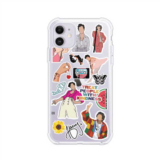 Funda para iPhone con diseño de stickers inspirados en Harry Styles. Incluye frases como "Treat People With Kindness", dibujos de outfits icónicos, girasoles, y elementos retro sobre base transparente. Ideal para fans. Producto de Remark Mx