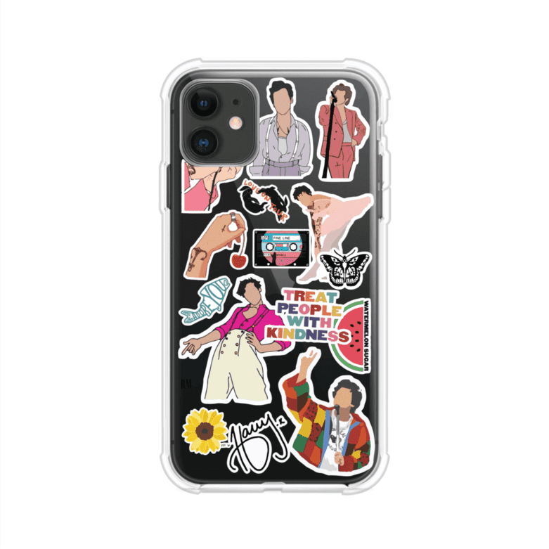 Funda para iPhone con diseño de stickers inspirados en Harry Styles. Incluye frases como "Treat People With Kindness", dibujos de outfits icónicos, girasoles, y elementos retro sobre base transparente. Ideal para fans. Producto de Remark Mx