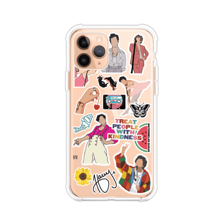 Funda para iPhone con diseño de stickers inspirados en Harry Styles. Incluye frases como "Treat People With Kindness", dibujos de outfits icónicos, girasoles, y elementos retro sobre base transparente. Ideal para fans. Producto de Remark Mx