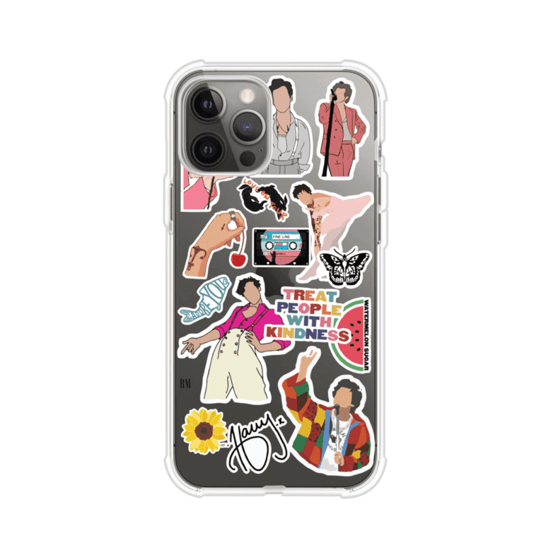 Funda para iPhone con diseño de stickers inspirados en Harry Styles. Incluye frases como "Treat People With Kindness", dibujos de outfits icónicos, girasoles, y elementos retro sobre base transparente. Ideal para fans. Producto de Remark Mx