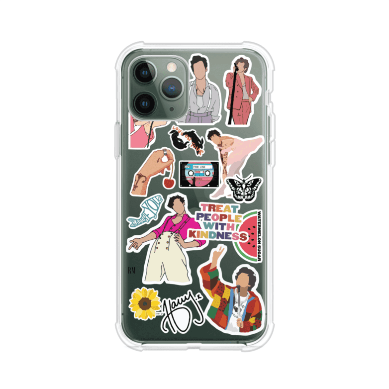 Funda para iPhone con diseño de stickers inspirados en Harry Styles. Incluye frases como "Treat People With Kindness", dibujos de outfits icónicos, girasoles, y elementos retro sobre base transparente. Ideal para fans. Producto de Remark Mx