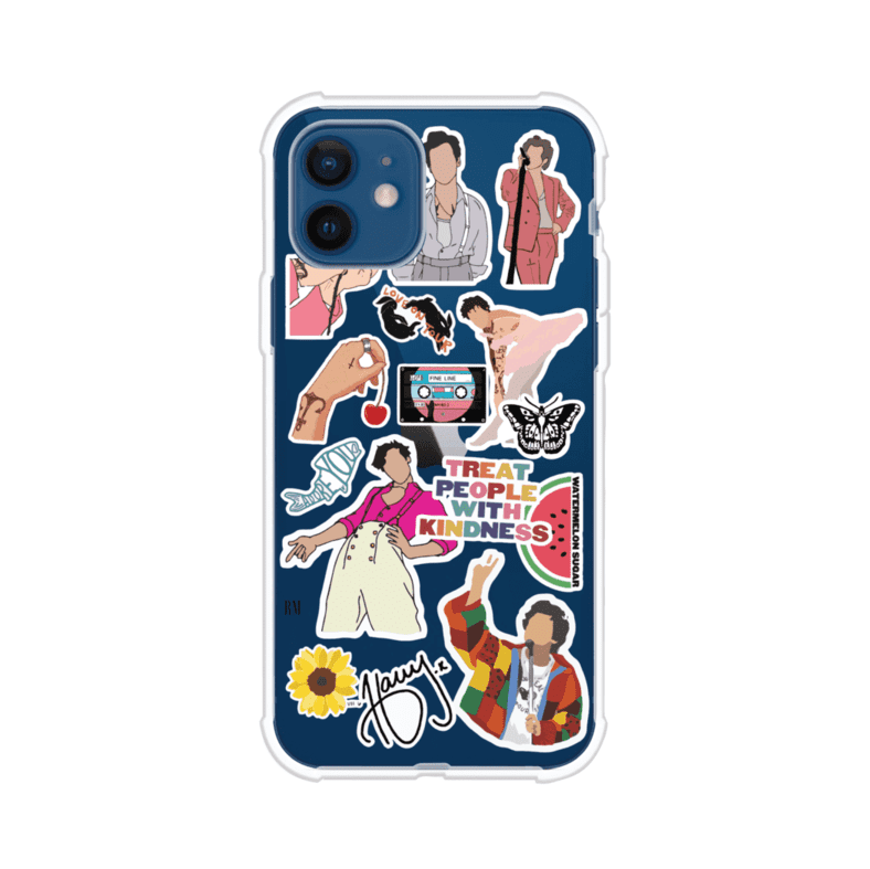 Funda para iPhone con diseño de stickers inspirados en Harry Styles. Incluye frases como "Treat People With Kindness", dibujos de outfits icónicos, girasoles, y elementos retro sobre base transparente. Ideal para fans. Producto de Remark Mx
