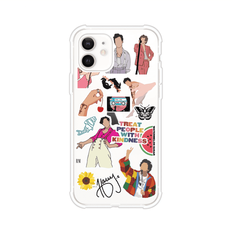 Funda para iPhone con diseño de stickers inspirados en Harry Styles. Incluye frases como "Treat People With Kindness", dibujos de outfits icónicos, girasoles, y elementos retro sobre base transparente. Ideal para fans. Producto de Remark Mx