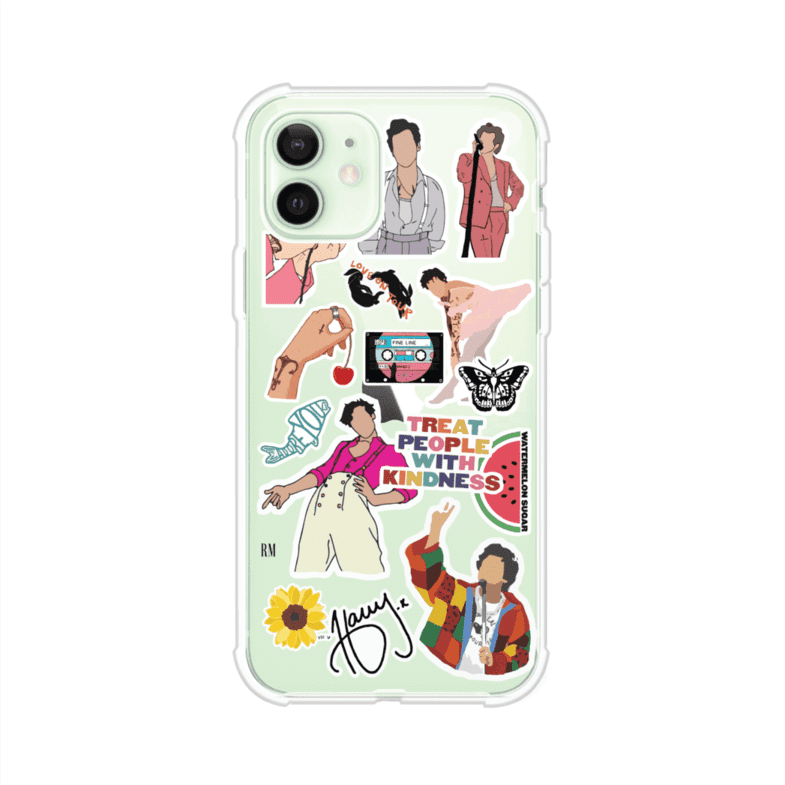 Funda para iPhone con diseño de stickers inspirados en Harry Styles. Incluye frases como "Treat People With Kindness", dibujos de outfits icónicos, girasoles, y elementos retro sobre base transparente. Ideal para fans. Producto de Remark Mx