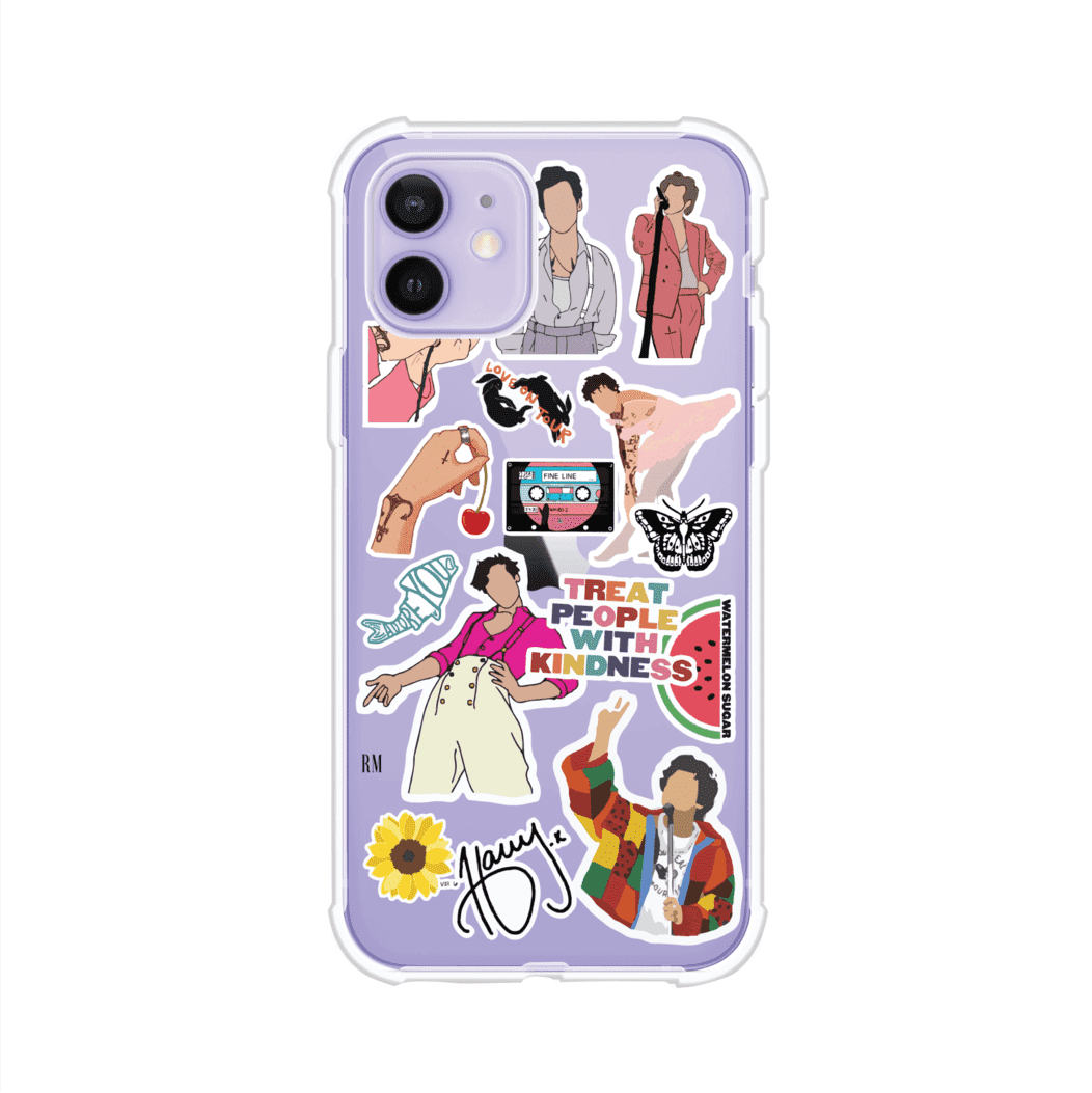 Funda para iPhone con diseño de stickers inspirados en Harry Styles. Incluye frases como "Treat People With Kindness", dibujos de outfits icónicos, girasoles, y elementos retro sobre base transparente. Ideal para fans. Producto de Remark Mx