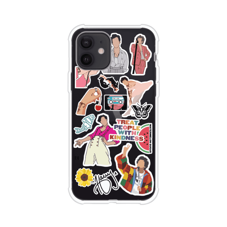 Funda para iPhone con diseño de stickers inspirados en Harry Styles. Incluye frases como "Treat People With Kindness", dibujos de outfits icónicos, girasoles, y elementos retro sobre base transparente. Ideal para fans. Producto de Remark Mx
