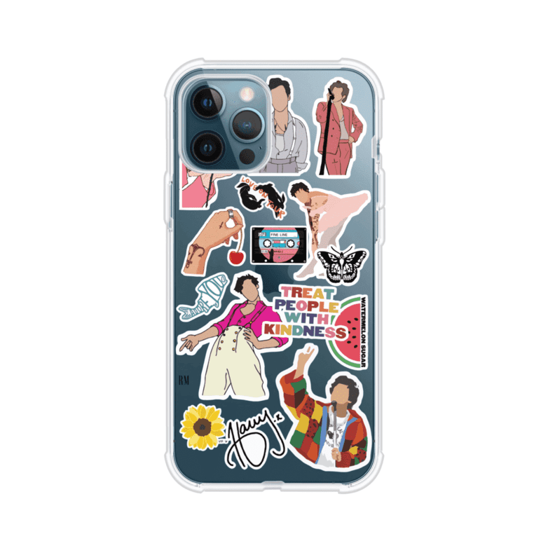 Funda para iPhone con diseño de stickers inspirados en Harry Styles. Incluye frases como "Treat People With Kindness", dibujos de outfits icónicos, girasoles, y elementos retro sobre base transparente. Ideal para fans. Producto de Remark Mx