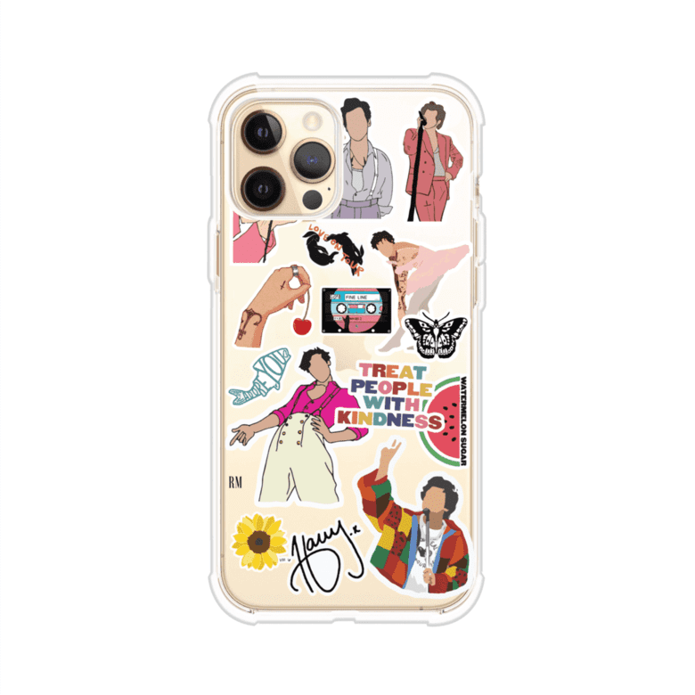 Funda para iPhone con diseño de stickers inspirados en Harry Styles. Incluye frases como "Treat People With Kindness", dibujos de outfits icónicos, girasoles, y elementos retro sobre base transparente. Ideal para fans. Producto de Remark Mx
