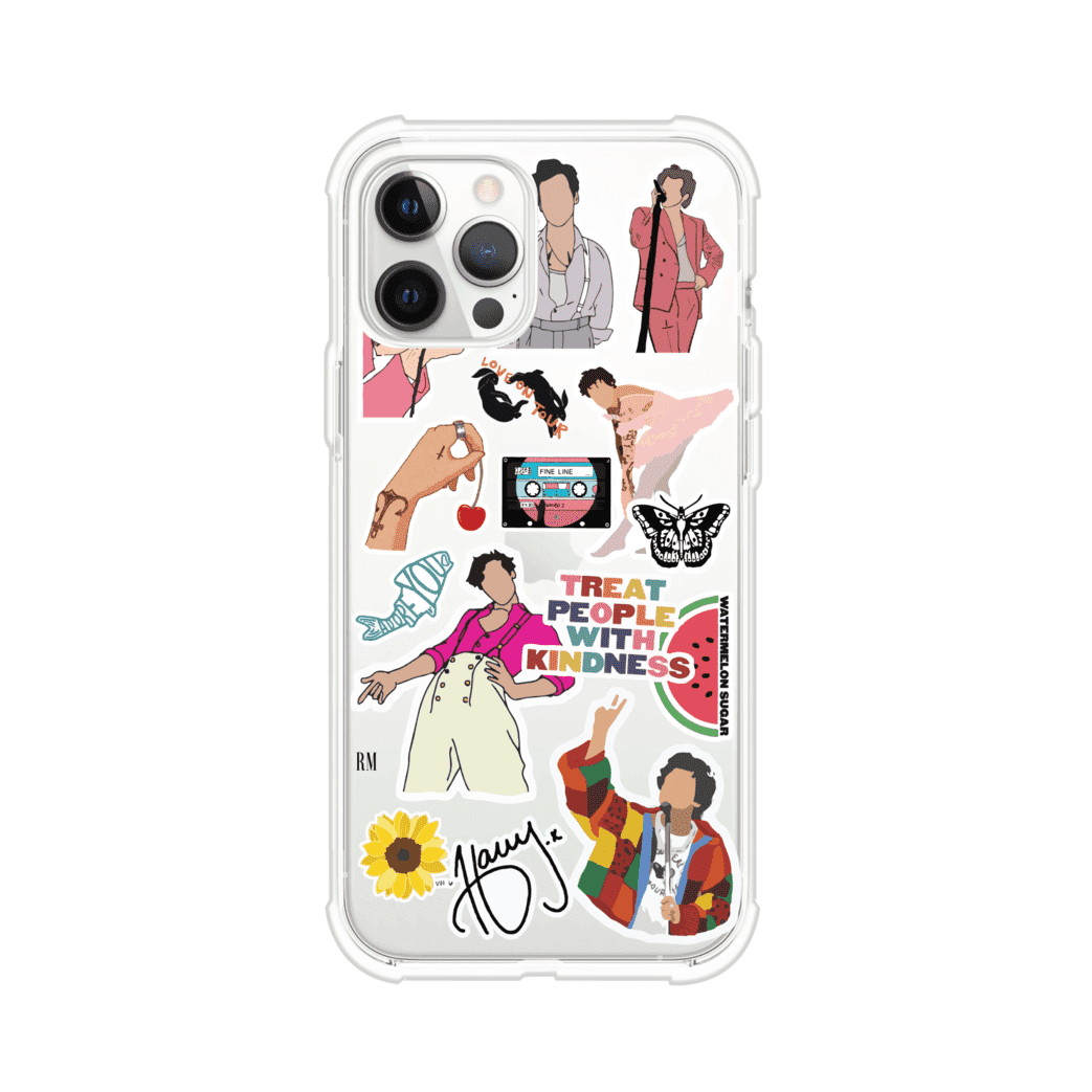 Funda para iPhone con diseño de stickers inspirados en Harry Styles. Incluye frases como "Treat People With Kindness", dibujos de outfits icónicos, girasoles, y elementos retro sobre base transparente. Ideal para fans. Producto de Remark Mx