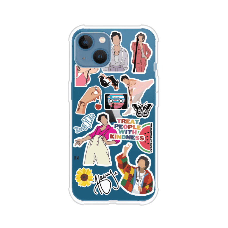 Funda para iPhone con diseño de stickers inspirados en Harry Styles. Incluye frases como "Treat People With Kindness", dibujos de outfits icónicos, girasoles, y elementos retro sobre base transparente. Ideal para fans. Producto de Remark Mx