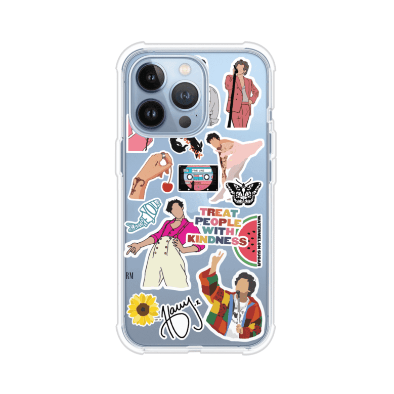 Funda para iPhone con diseño de stickers inspirados en Harry Styles. Incluye frases como "Treat People With Kindness", dibujos de outfits icónicos, girasoles, y elementos retro sobre base transparente. Ideal para fans. Producto de Remark Mx
