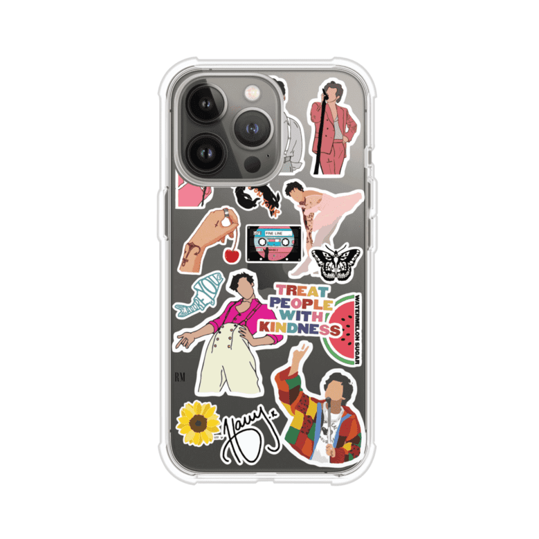 Funda para iPhone con diseño de stickers inspirados en Harry Styles. Incluye frases como "Treat People With Kindness", dibujos de outfits icónicos, girasoles, y elementos retro sobre base transparente. Ideal para fans. Producto de Remark Mx