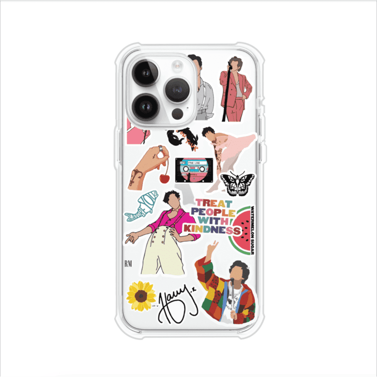 Funda para iPhone con diseño de stickers inspirados en Harry Styles. Incluye frases como "Treat People With Kindness", dibujos de outfits icónicos, girasoles, y elementos retro sobre base transparente. Ideal para fans. Producto de Remark Mx