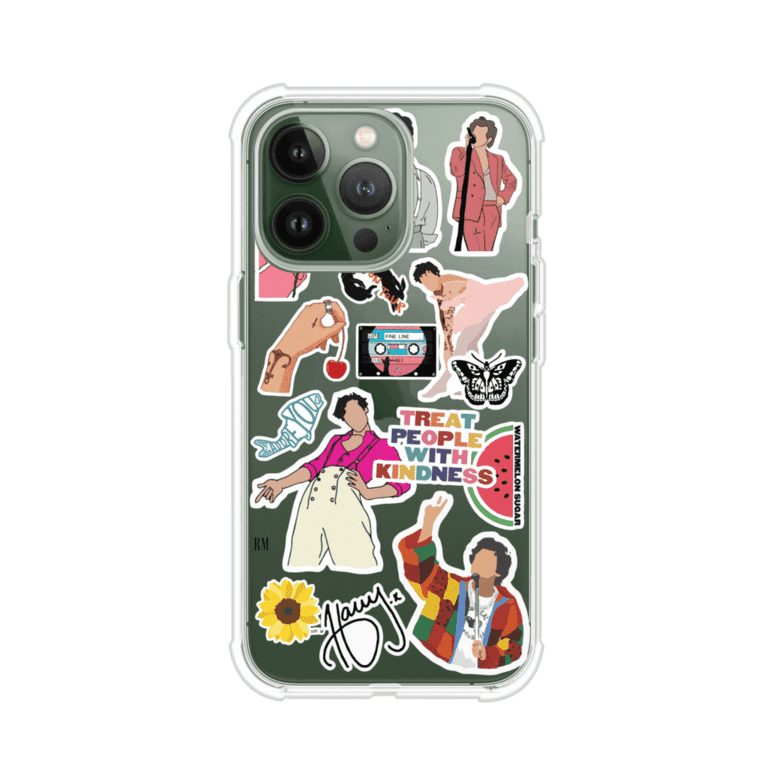 Funda para iPhone con diseño de stickers inspirados en Harry Styles. Incluye frases como "Treat People With Kindness", dibujos de outfits icónicos, girasoles, y elementos retro sobre base transparente. Ideal para fans. Producto de Remark Mx