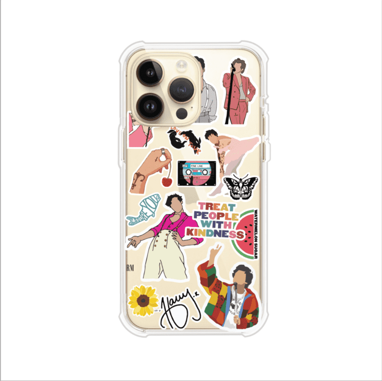 Funda para iPhone con diseño de stickers inspirados en Harry Styles. Incluye frases como "Treat People With Kindness", dibujos de outfits icónicos, girasoles, y elementos retro sobre base transparente. Ideal para fans. Producto de Remark Mx