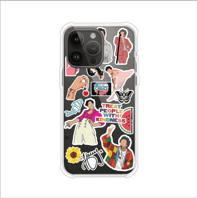 Funda para iPhone con diseño de stickers inspirados en Harry Styles. Incluye frases como "Treat People With Kindness", dibujos de outfits icónicos, girasoles, y elementos retro sobre base transparente. Ideal para fans. Producto de Remark Mx
