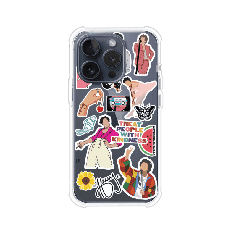 Funda para iPhone con diseño de stickers inspirados en Harry Styles. Incluye frases como "Treat People With Kindness", dibujos de outfits icónicos, girasoles, y elementos retro sobre base transparente. Ideal para fans. Producto de Remark Mx