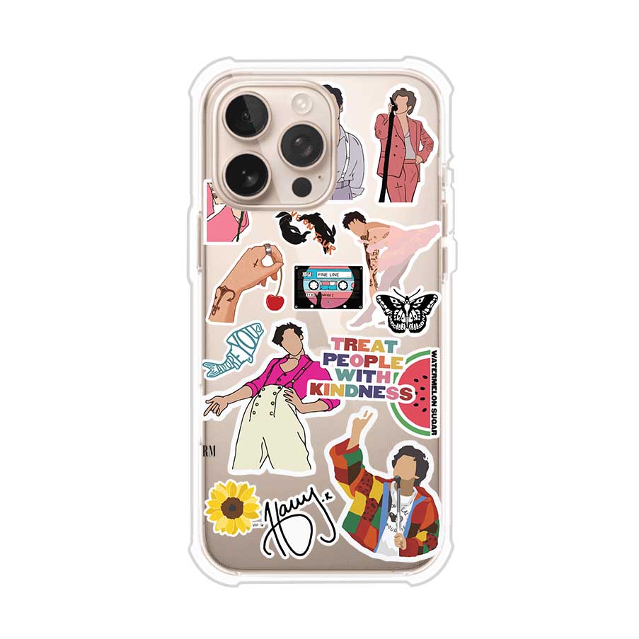 Funda para iPhone con diseño de stickers inspirados en Harry Styles. Incluye frases como "Treat People With Kindness", dibujos de outfits icónicos, girasoles, y elementos retro sobre base transparente. Ideal para fans. Producto de Remark Mx