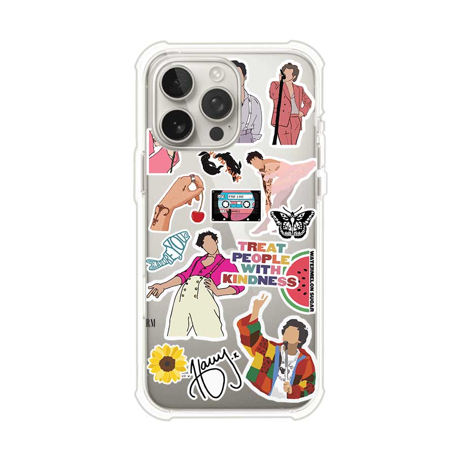 Funda para iPhone con diseño de stickers inspirados en Harry Styles. Incluye frases como "Treat People With Kindness", dibujos de outfits icónicos, girasoles, y elementos retro sobre base transparente. Ideal para fans. Producto de Remark Mx