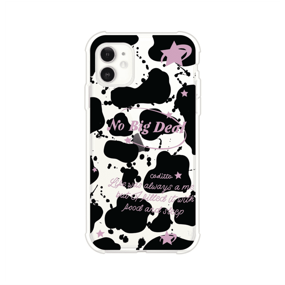 Funda estilo vaca en blanco, negro y rosa con frase No Big Deal para iPhone. Diseño divertido y aesthetic. Producto de Remark Mx