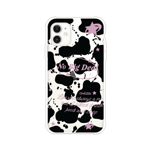 Funda estilo vaca en blanco, negro y rosa con frase No Big Deal para iPhone. Diseño divertido y aesthetic. Producto de Remark Mx