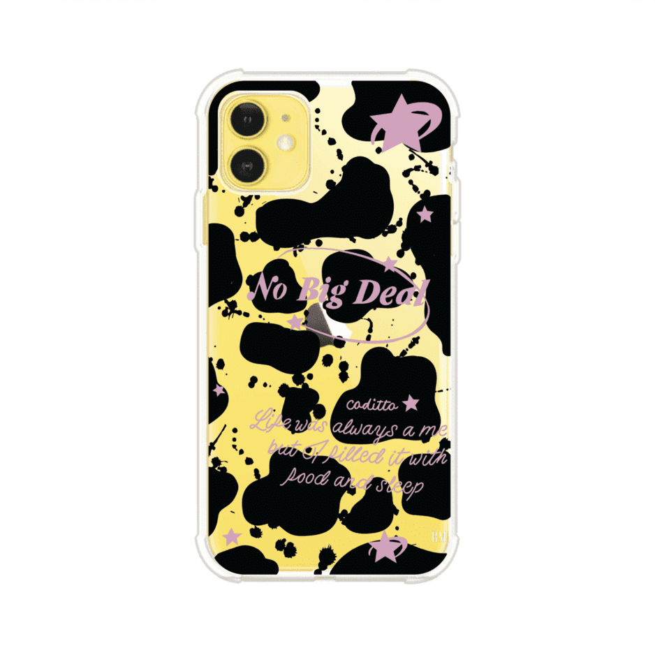 Funda estilo vaca en blanco, negro y rosa con frase No Big Deal para iPhone. Diseño divertido y aesthetic. Producto de Remark Mx