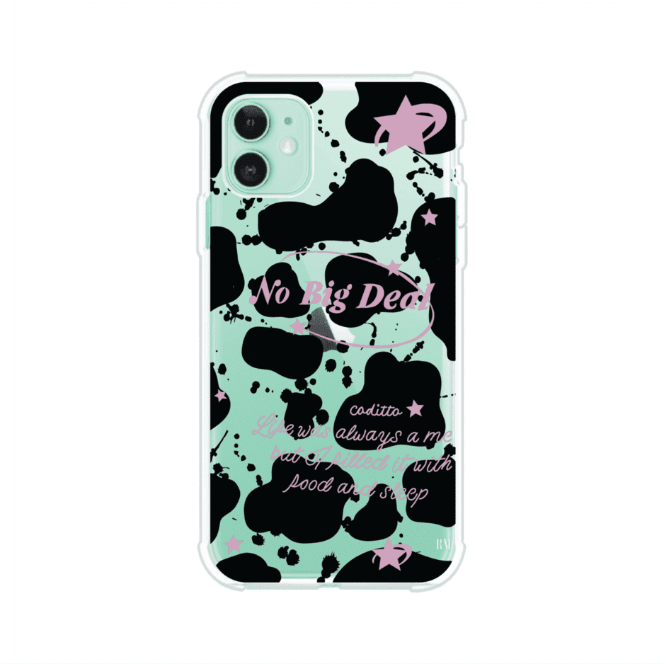 Funda estilo vaca en blanco, negro y rosa con frase No Big Deal para iPhone. Diseño divertido y aesthetic. Producto de Remark Mx