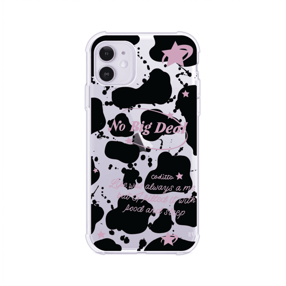 Funda estilo vaca en blanco, negro y rosa con frase No Big Deal para iPhone. Diseño divertido y aesthetic. Producto de Remark Mx