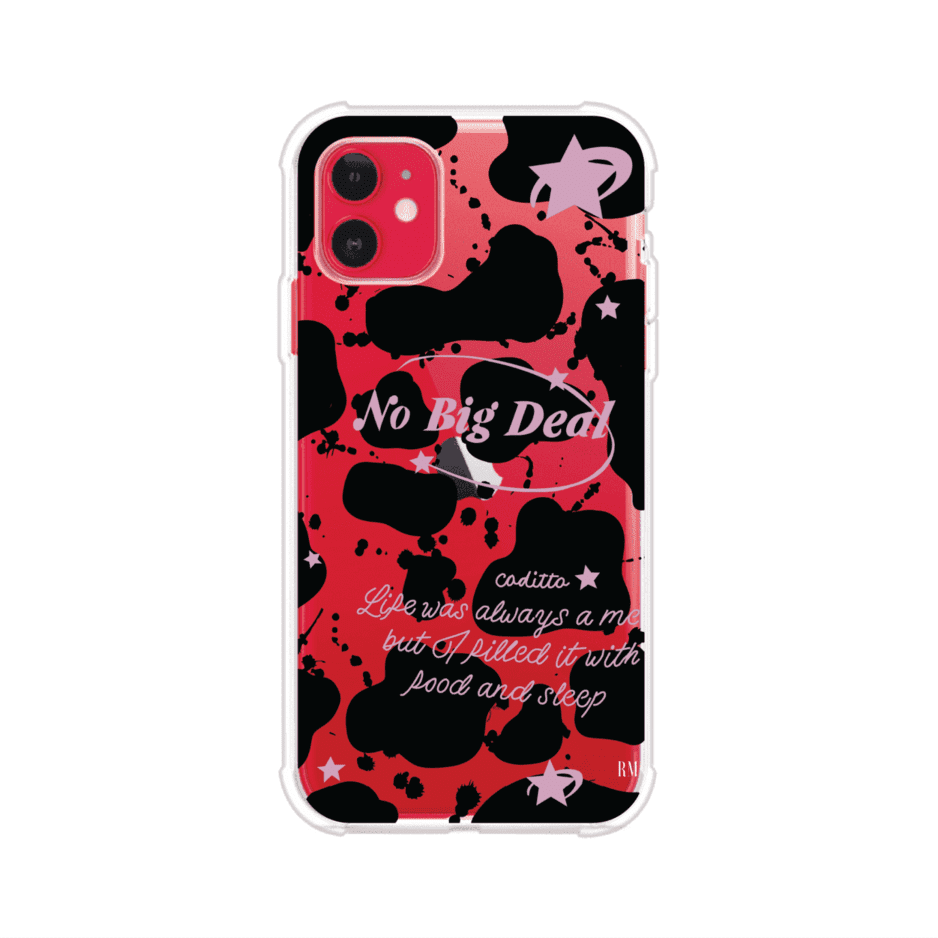 Funda estilo vaca en blanco, negro y rosa con frase No Big Deal para iPhone. Diseño divertido y aesthetic. Producto de Remark Mx