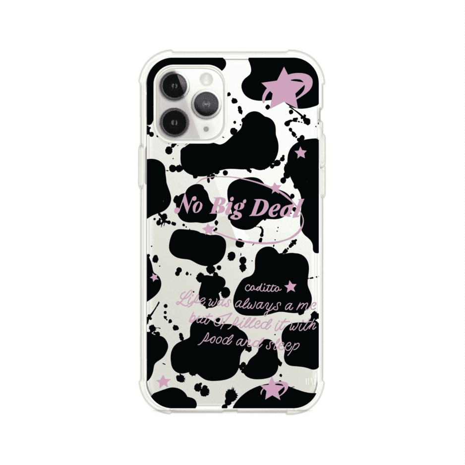 Funda estilo vaca en blanco, negro y rosa con frase No Big Deal para iPhone. Diseño divertido y aesthetic. Producto de Remark Mx