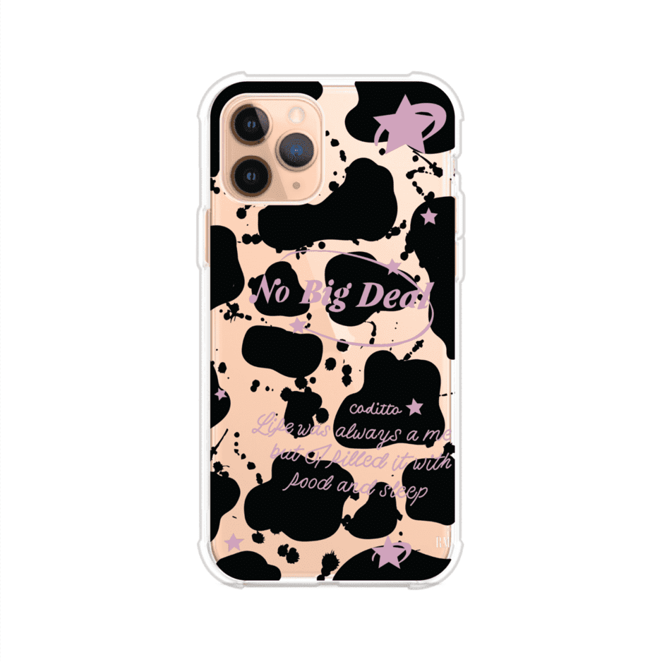 Funda estilo vaca en blanco, negro y rosa con frase No Big Deal para iPhone. Diseño divertido y aesthetic. Producto de Remark Mx