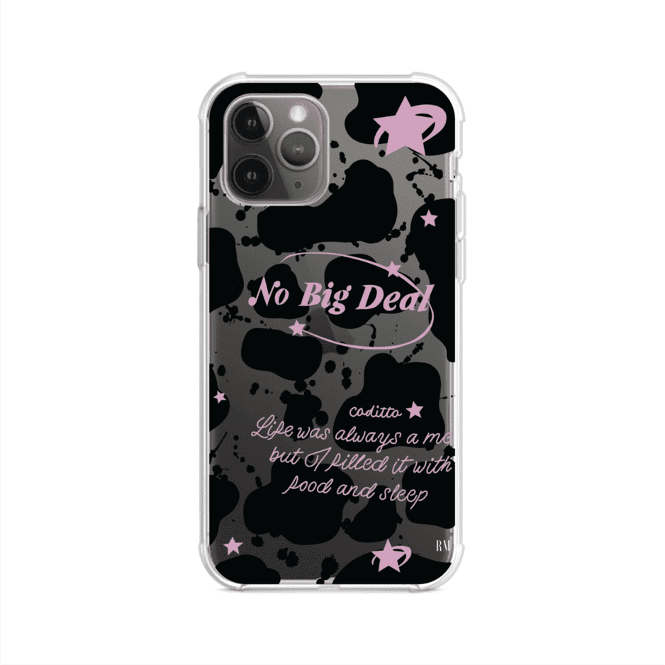 Funda estilo vaca en blanco, negro y rosa con frase No Big Deal para iPhone. Diseño divertido y aesthetic. Producto de Remark Mx