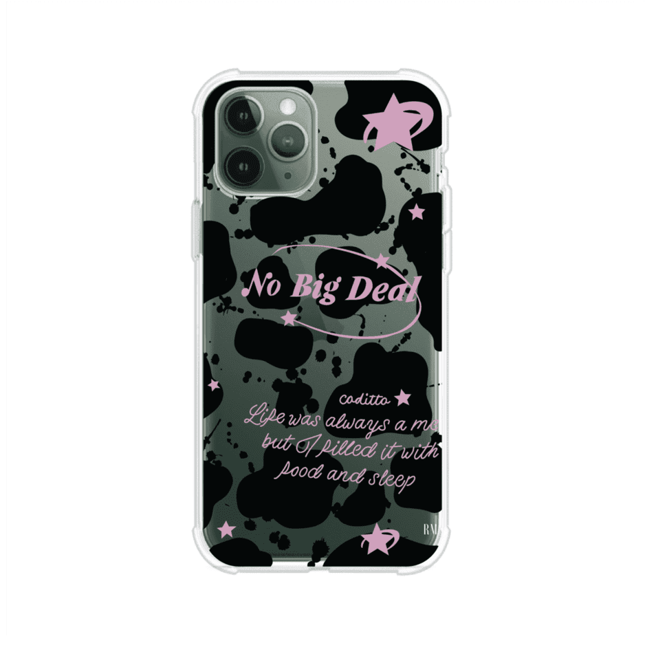 Funda estilo vaca en blanco, negro y rosa con frase No Big Deal para iPhone. Diseño divertido y aesthetic. Producto de Remark Mx