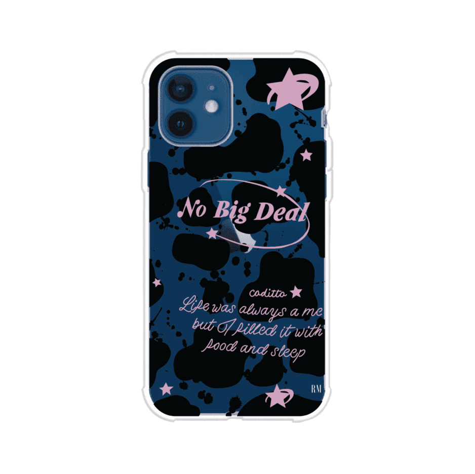 Funda estilo vaca en blanco, negro y rosa con frase No Big Deal para iPhone. Diseño divertido y aesthetic. Producto de Remark Mx