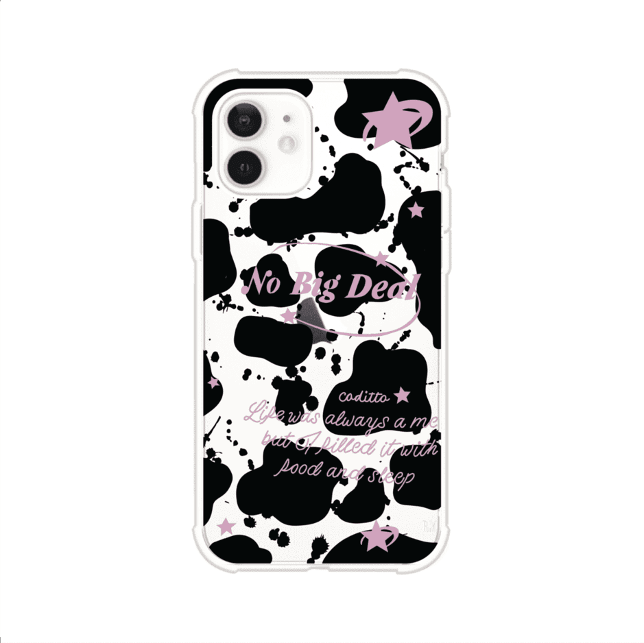 Funda estilo vaca en blanco, negro y rosa con frase No Big Deal para iPhone. Diseño divertido y aesthetic. Producto de Remark Mx