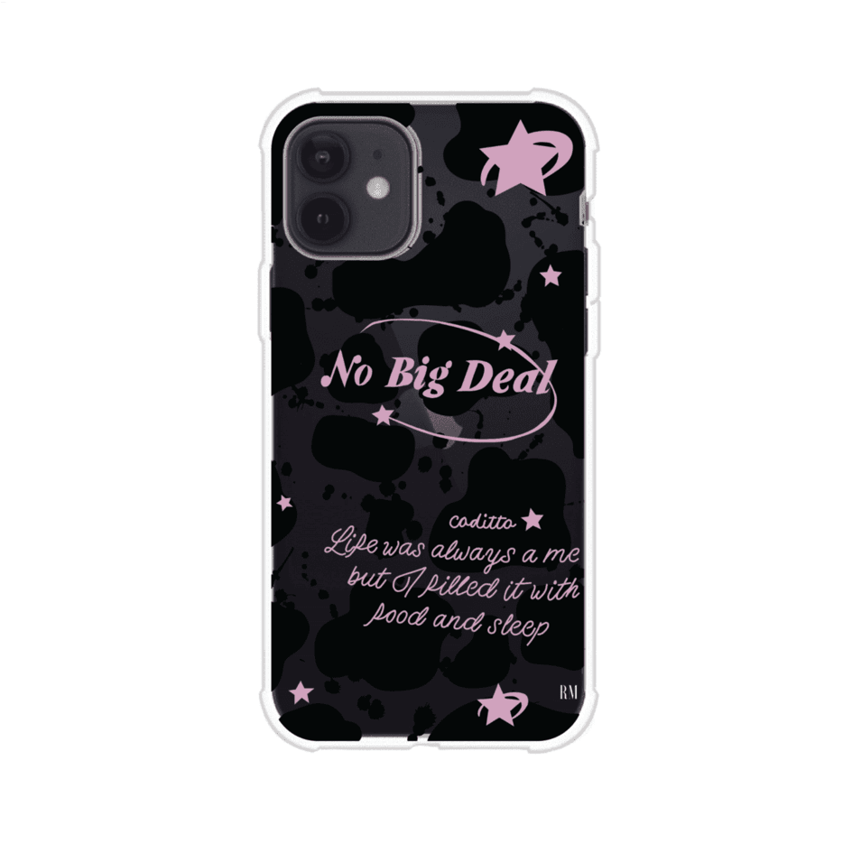 Funda estilo vaca en blanco, negro y rosa con frase No Big Deal para iPhone. Diseño divertido y aesthetic. Producto de Remark Mx