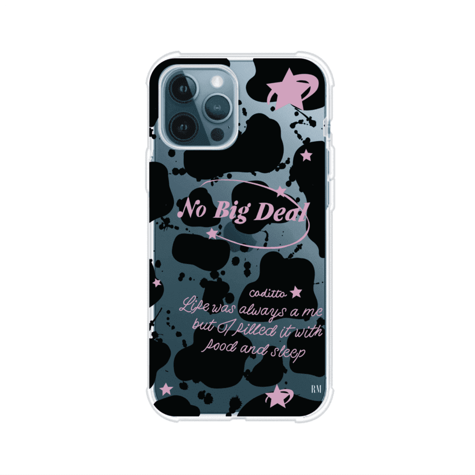 Funda estilo vaca en blanco, negro y rosa con frase No Big Deal para iPhone. Diseño divertido y aesthetic. Producto de Remark Mx