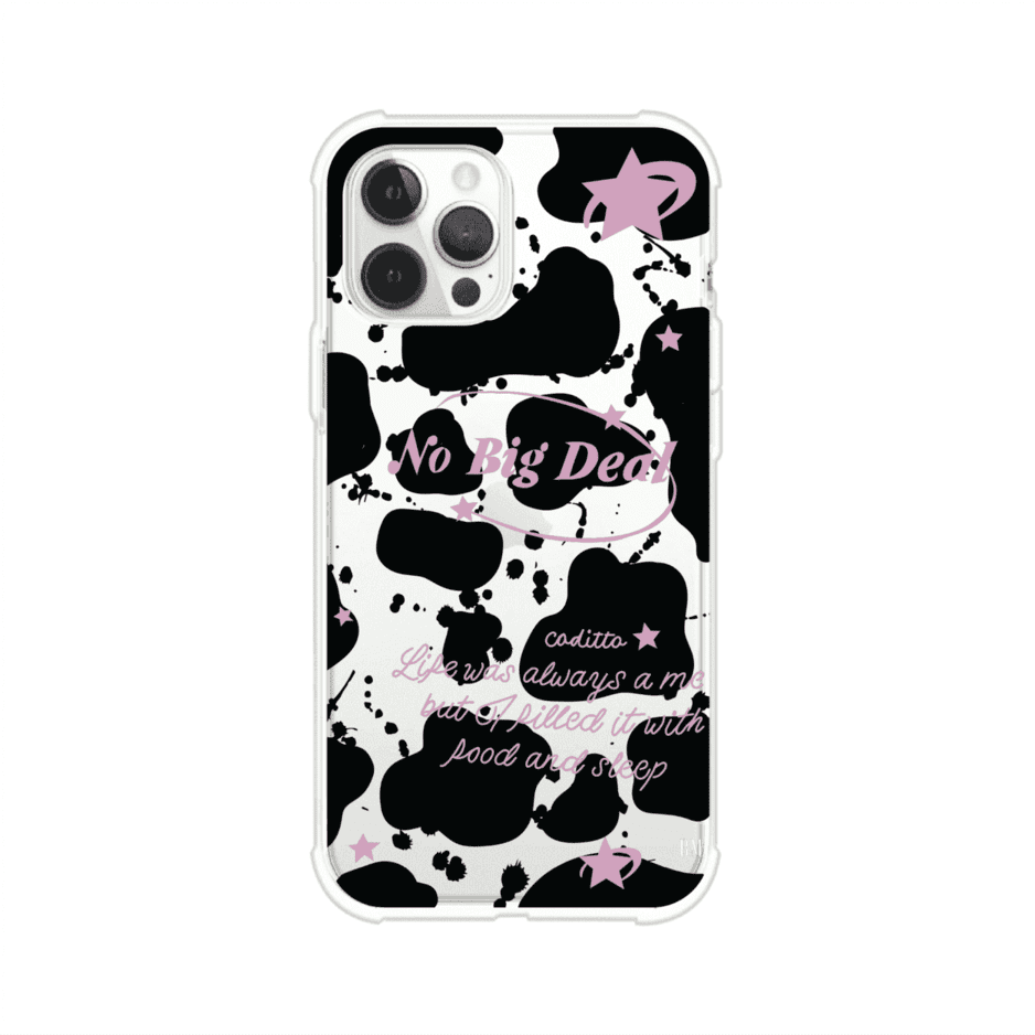 Funda estilo vaca en blanco, negro y rosa con frase No Big Deal para iPhone. Diseño divertido y aesthetic. Producto de Remark Mx