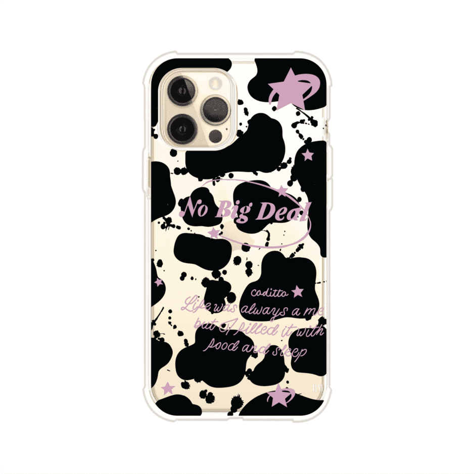 Funda estilo vaca en blanco, negro y rosa con frase No Big Deal para iPhone. Diseño divertido y aesthetic. Producto de Remark Mx