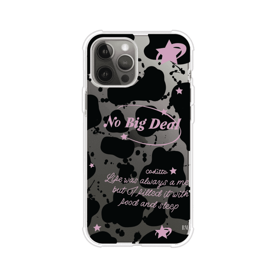 Funda estilo vaca en blanco, negro y rosa con frase No Big Deal para iPhone. Diseño divertido y aesthetic. Producto de Remark Mx