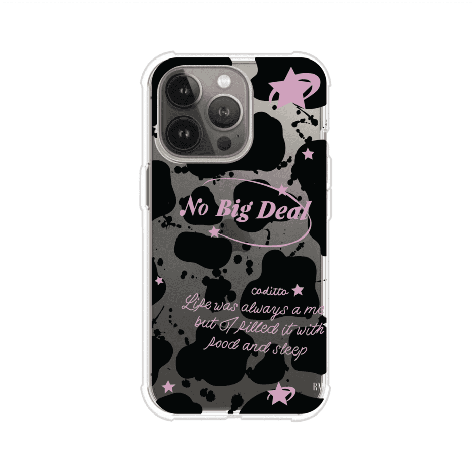 Funda estilo vaca en blanco, negro y rosa con frase No Big Deal para iPhone. Diseño divertido y aesthetic. Producto de Remark Mx