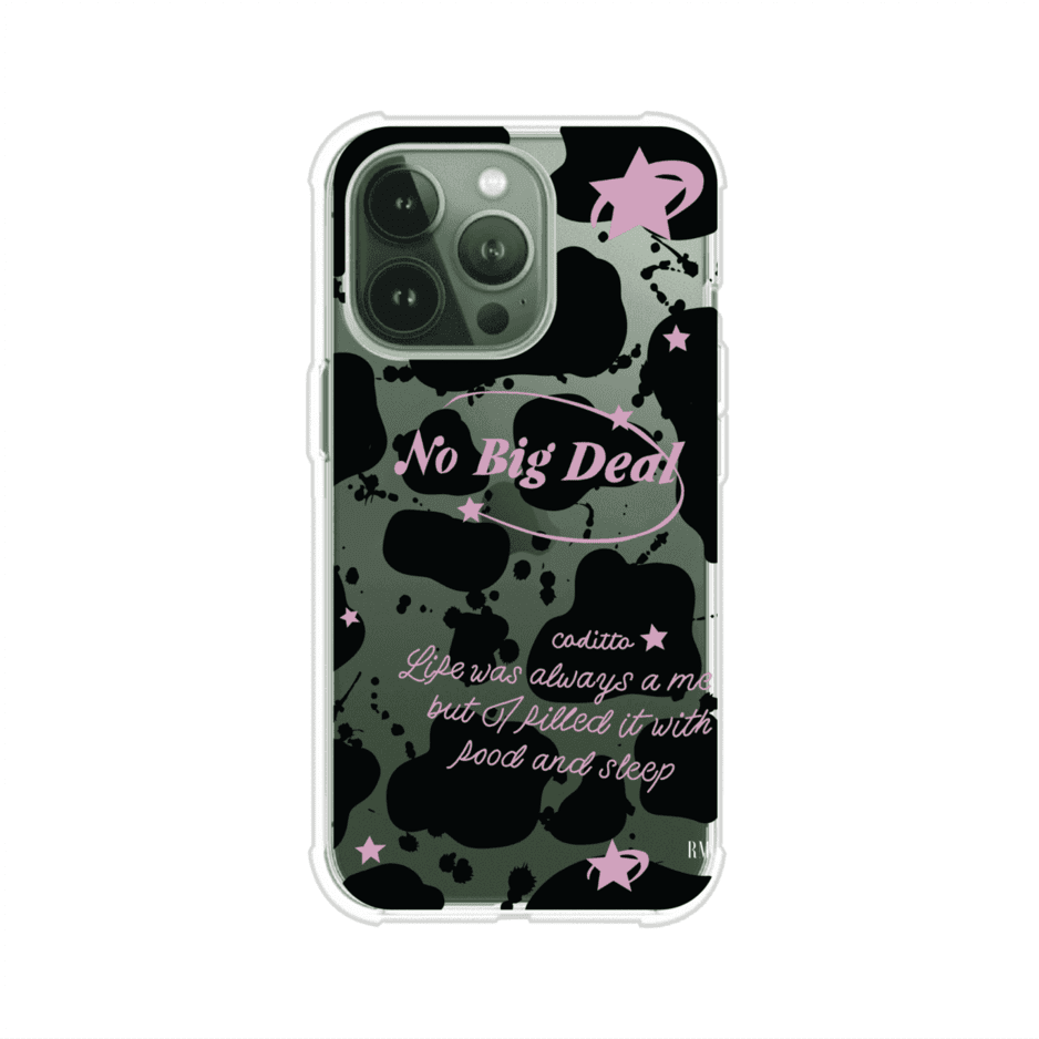 Funda estilo vaca en blanco, negro y rosa con frase No Big Deal para iPhone. Diseño divertido y aesthetic. Producto de Remark Mx