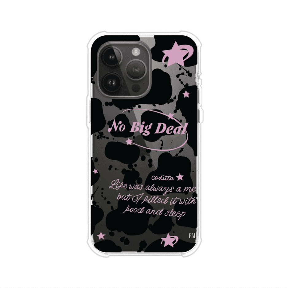 Funda estilo vaca en blanco, negro y rosa con frase No Big Deal para iPhone. Diseño divertido y aesthetic. Producto de Remark Mx