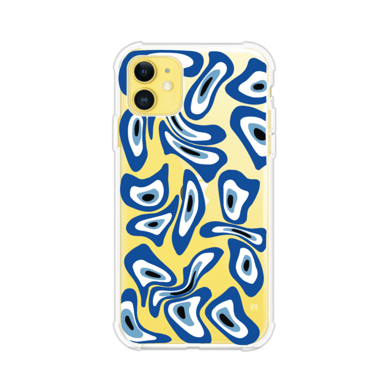 Funda para iPhone con diseño de ojos turcos en tonos azul y blanco, símbolo de protección.
iPhone case featuring Turkish evil eye pattern in blue and white, symbol of protection