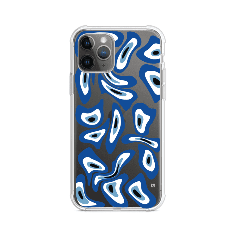 Funda para iPhone con diseño de ojos turcos en tonos azul y blanco, símbolo de protección.
iPhone case featuring Turkish evil eye pattern in blue and white, symbol of protection