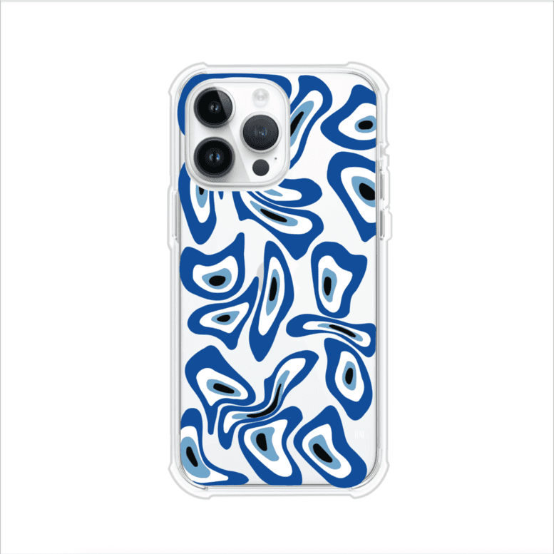 Funda para iPhone con diseño de ojos turcos en tonos azul y blanco, símbolo de protección.
iPhone case featuring Turkish evil eye pattern in blue and white, symbol of protection