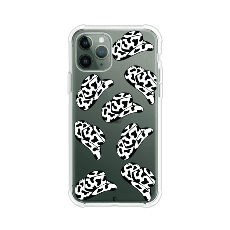 Funda para iPhone con diseño de múltiples sombreros vaqueros en estampado blanco y negro tipo vaca. Estilo western minimalista con vibe country. Producto de Remark Mx.